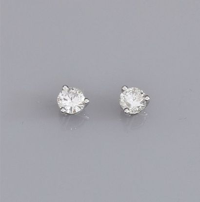  Paire de puces en or gris 585°/00 (14K), chacune est sertie d'un diamant taille...