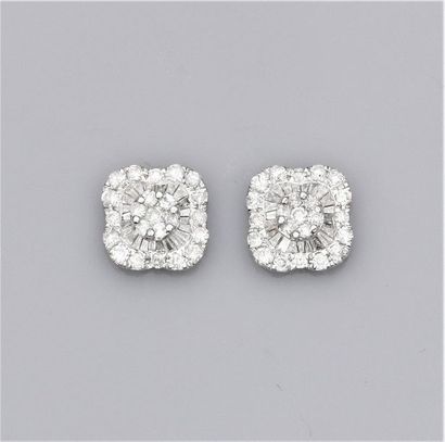   Paire de boucles d'oreilles en or gris 750°/00 (18K), serties de diamants baguettes...