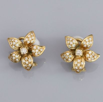   Paire de boucles d'oreilles fleurs en or jaune 750°/00 (18K), en parure avec le...