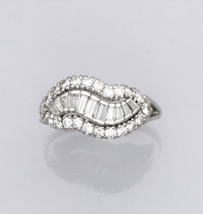   Bague en platine, sertie de diamants baguettes et taille brillant. Vers 1950. 8.30...