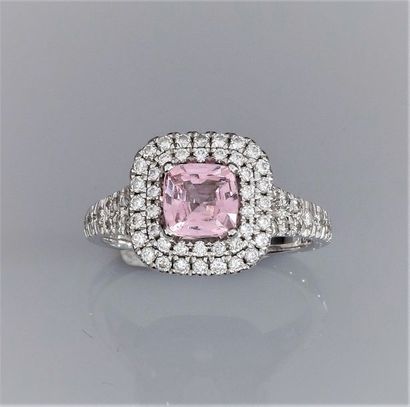   Bague en or gris 750°/00 (18K), sertie d'un spinelle rose coussin de 1 carat environ,...