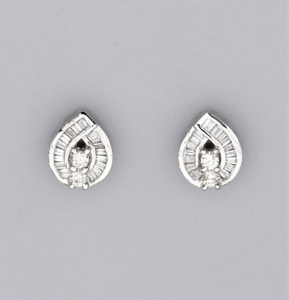   Paire de boucles d'oreilles en or gris 750°/00 (18K), serties de diamants baguettes...