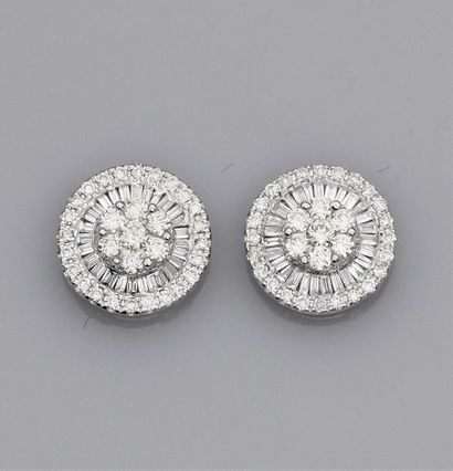   Paire de boucles d'oreilles rondes en or gris 750°/00 (18K), serties de diamants...