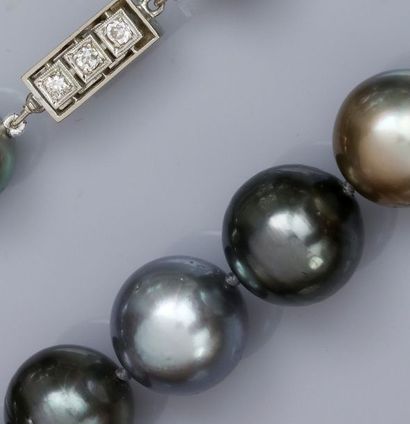   Collier de perles de culture de Tahiti, composé de 33 perles nuancées, de diamètre...