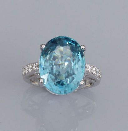   Bague en or gris 750°/00 (18K), sertie d'un zircon bleu coussin naturel de 17.39...