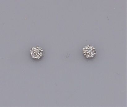 null Paire de boucles d'oreilles fleurs en or gris 750°/00 (18K), serties de diamants...