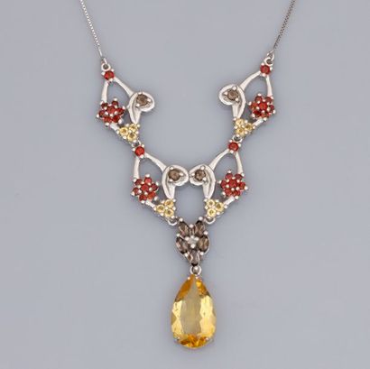 null Collier draperie en argent 925, serti de citrines, quartz fumée et de grenats....