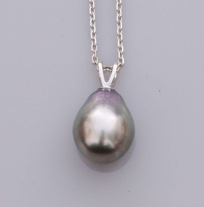 null Chaîne en or gris 750°/00 (18K) , maille forçat, et pendentif serti d'une perle...