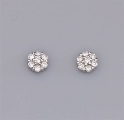 null Paire de boucles d'oreilles fleurs en or gris 750°/00 (18K), serties de diamants...