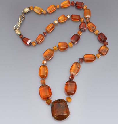 AMBRE Sautoir en ambre dominicain alternance de perles coussins facettées et perles...