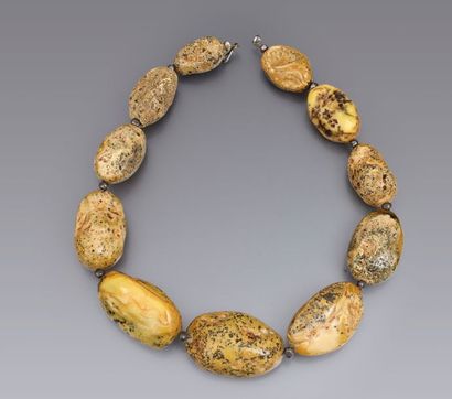 AMBRE Collier en ambre de la Baltique opaque, composé de 11 perles ovales irrégulières...