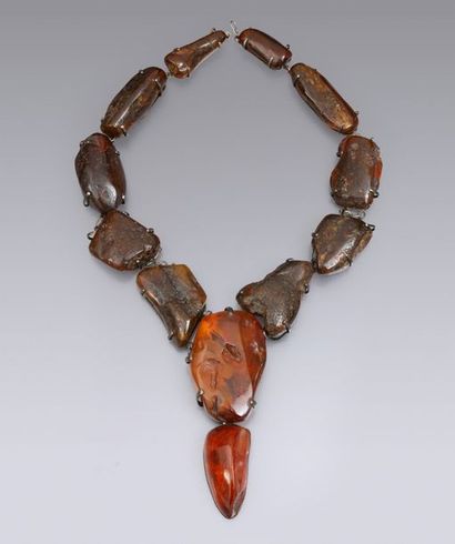AMBRE Important collier en ambre de la Baltique, composé de morceaux bruts multicolores...