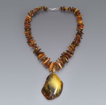 AMBRE Collier en ambre de la Baltique, perles irrégulières plates couleur cognac,...