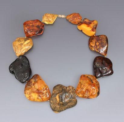 AMBRE Rare collier en ambre de la Baltique, composé de 11 gros éléments translucides...