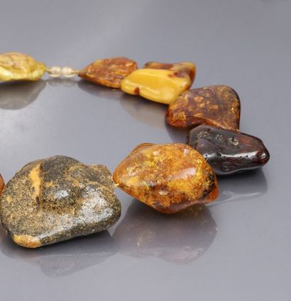 AMBRE Rare collier en ambre de la Baltique, composé de 11 gros éléments translucides...