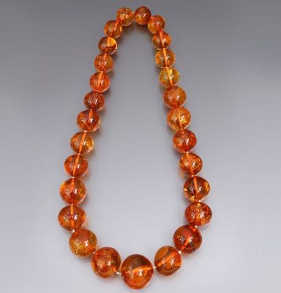 AMBRE Sautoir en ambre de la Baltique, formé de 27 perles rondes en chute transparentes...
