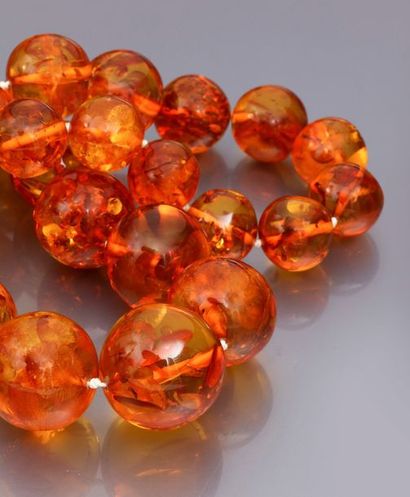 AMBRE Sautoir en ambre de la Baltique, formé de 27 perles rondes en chute transparentes...