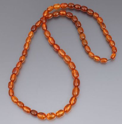 AMBRE Collier en ambre de la Baltique, à petites perles de forme olive décroissantes...
