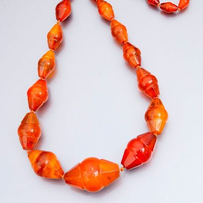 AMBRE Rare collier, vers 1925, en ambre de la Baltique, perles en chute facettées,...
