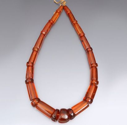 AMBRE Rare collier Mizoram en ambre de Birmanie, perles oblongues en chute, avec...