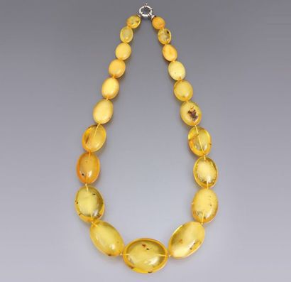 AMBRE Long collier en ambre de la Baltique, composé de 21 perles ovales en chute,...