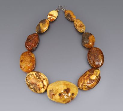 AMBRE Important collier en ambre de la Baltique composé de 11 grosses pièces ovales...