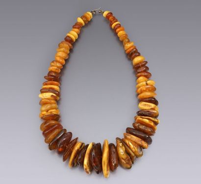 AMBRE Important collier en ambre semi-brut de la Baltique, composé d'éléments irréguliers...