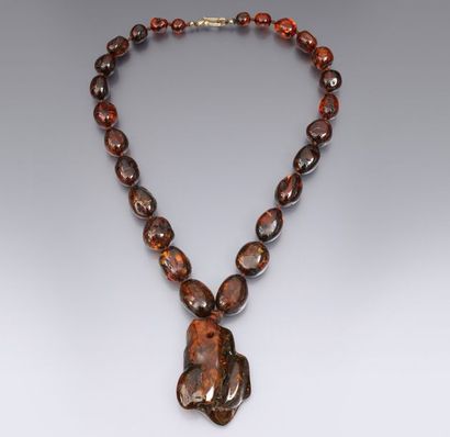 AMBRE Long collier en ambre de la Baltique, perles ovales en chute avec pendentif...