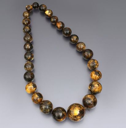 AMBRE Long collier en ambre de la Baltique, grosses perles rondes en chute couleur...
