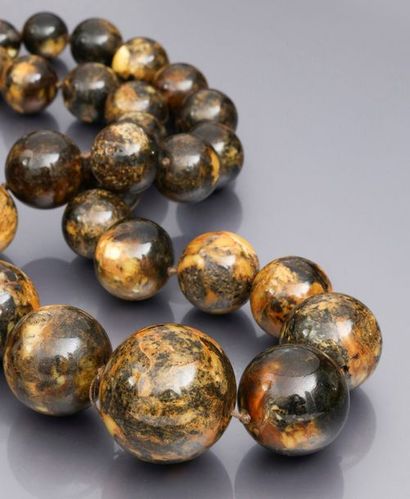 AMBRE Long collier en ambre de la Baltique, grosses perles rondes en chute couleur...