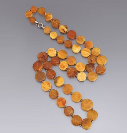 AMBRE Long sautoir en ambre de la Baltique, perles plates et rondes opaques, couleur...