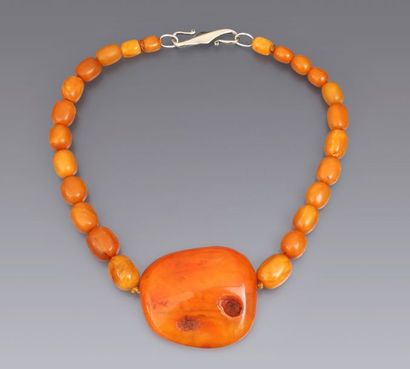 AMBRE Collier en ambre de la Baltique, composé de perles de forme olive opaques,...