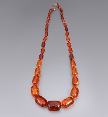 AMBRE Collier en ambre de la Baltique, perles forme tonneau en chute, couleur cognac...