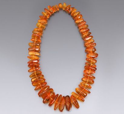 AMBRE Long collier en ambre de la Baltique, transparent, perles plates en chute,...