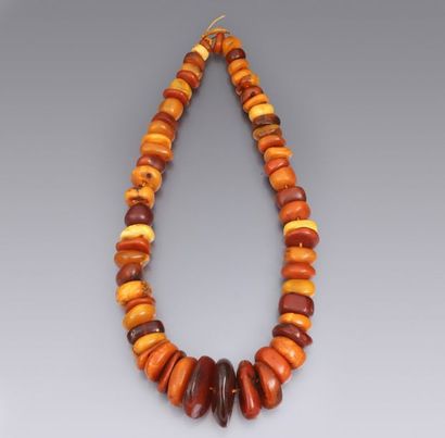AMBRE Collier marocain en ambre, composé de grosses perles multicolores et opaques...