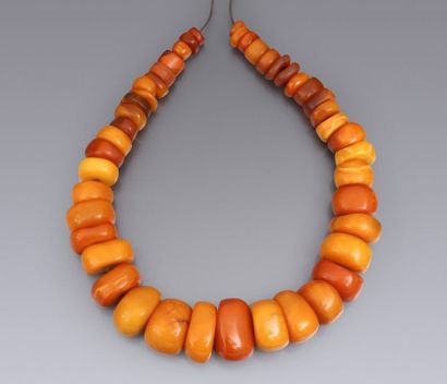 AMBRE Collier marocain en ambre opaque composé de grosses perles en chute, couleur...