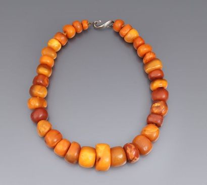 AMBRE Petit collier marocain en tour de cou en ambre, perles opaques couleur cognac...