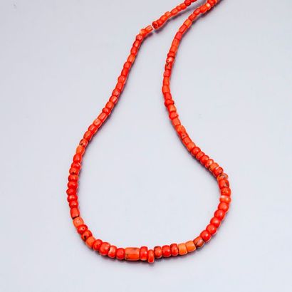 AMBRE Petit collier constitué de perles de corail - 37g L.54 cm