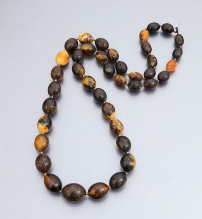 AMBRE Sautoir en ambre de la Baltique, perles forme olive en chute, couleur gris...