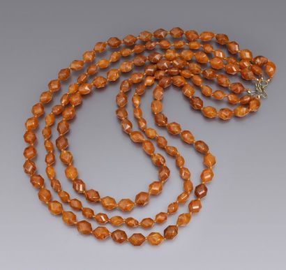 AMBRE Long sautoir à 3 rangs, de perles facettées, style années 30, ambrolite couleur...