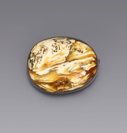 AMBRE Broche en ambre opaque monture en argent - 14 g - L. 4,3 cm 