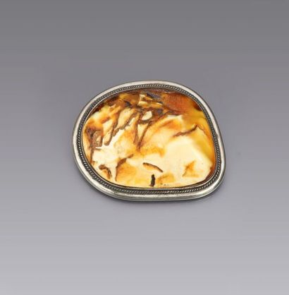 AMBRE Broche en ambre opaque , monture en argent - 35 g - L. 6 cm 