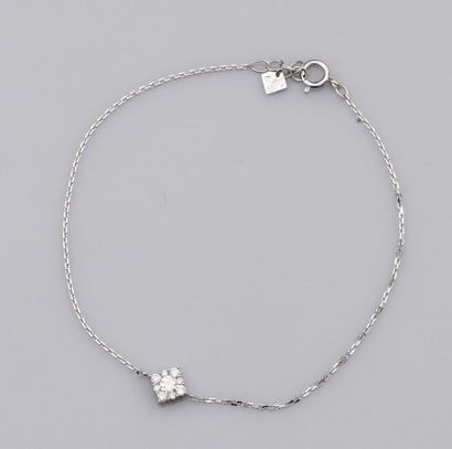   Fin bracelet en or gris 750°/00 (18K), orné de diamants taille brillant. 1.10 g....