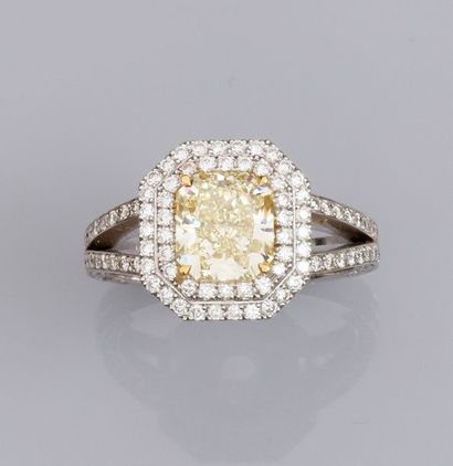   Bague en or gris 750°/00 (18K), sertie d'un diamant jaune Fancy yellow radiant...