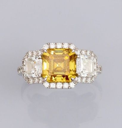   Bague en or gris 750°/00 (18K), sertie d'un diamant Fancy Intense olive-yellow...