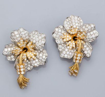   Paire de boucles d'oreilles clips fleurs en or deux tons 750°/00 (18K), serties...