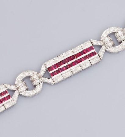   Bracelet en or gris 585°/00 (14K), à Longs maillons articulés serties de rubis...