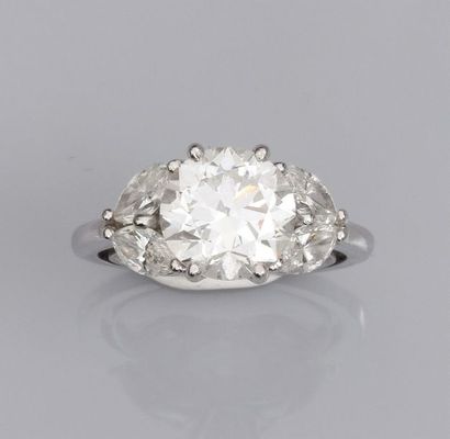   Bague en or gris 750°/00 (18K)sertie d'un diamant taille brillant de 3.16 carats...