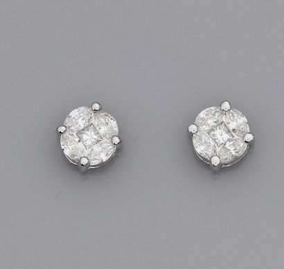   Paire de boucles d'oreilles rondes en or gris 750°/00 (18K), serties d'un diamant...