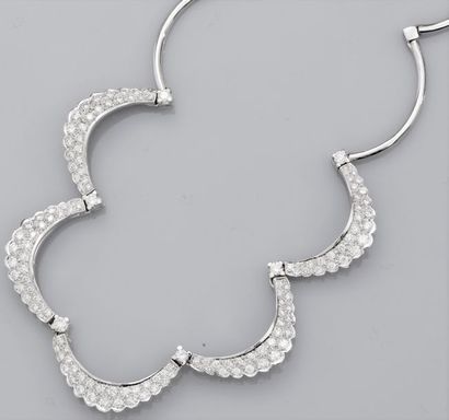   Collier draperie en or gris 750°/00 (18K), à maillons festonnés sertis de diamants...